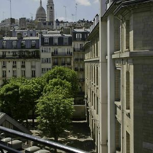 Le Montclair Montmartre by River